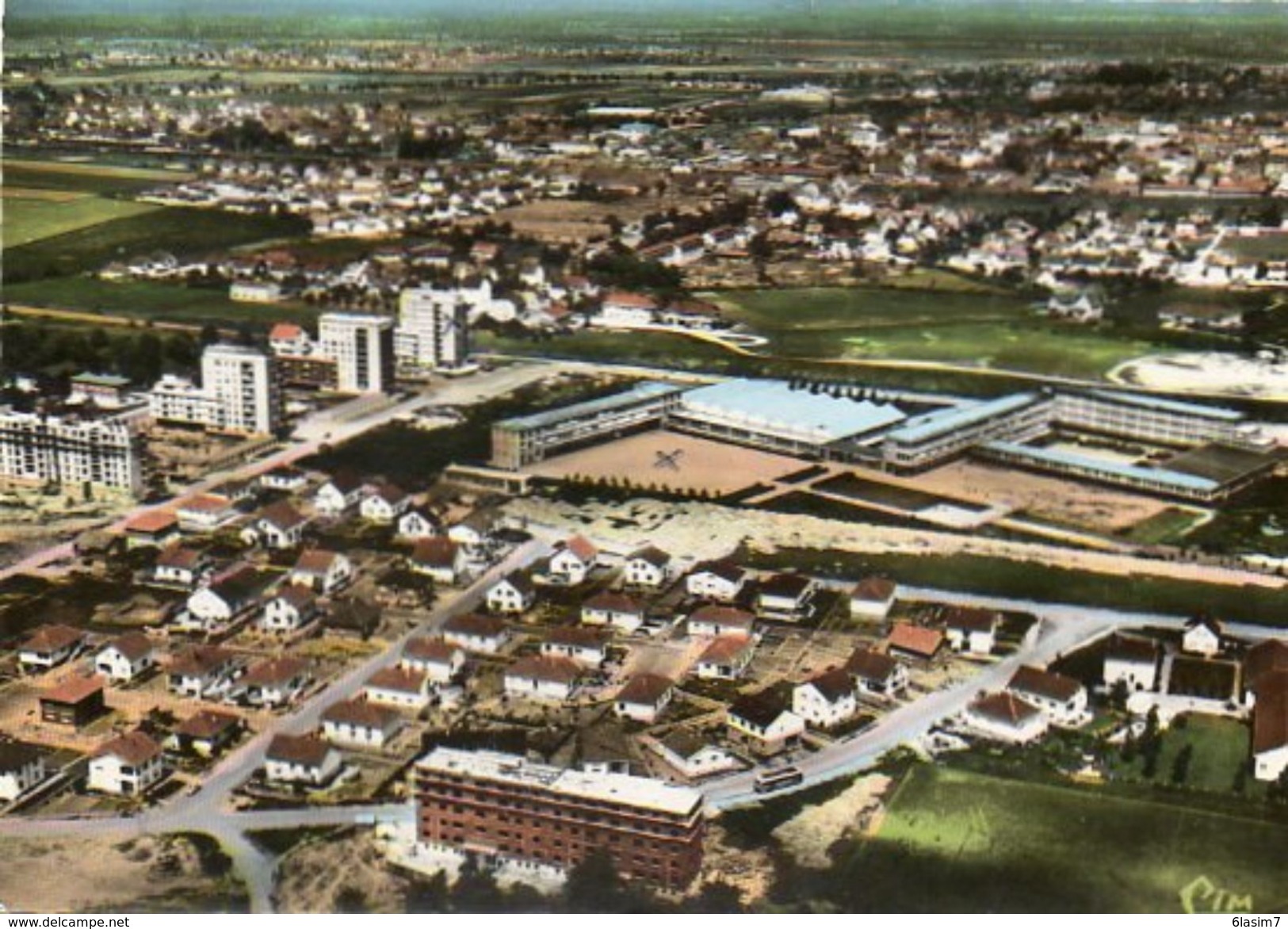 CPSM Dentellée - SAINT-LOUIS (68) - Vue Aérienne De La Cité Et Du Lycée Technique Dans Les Années 60 / 70 - Saint Louis