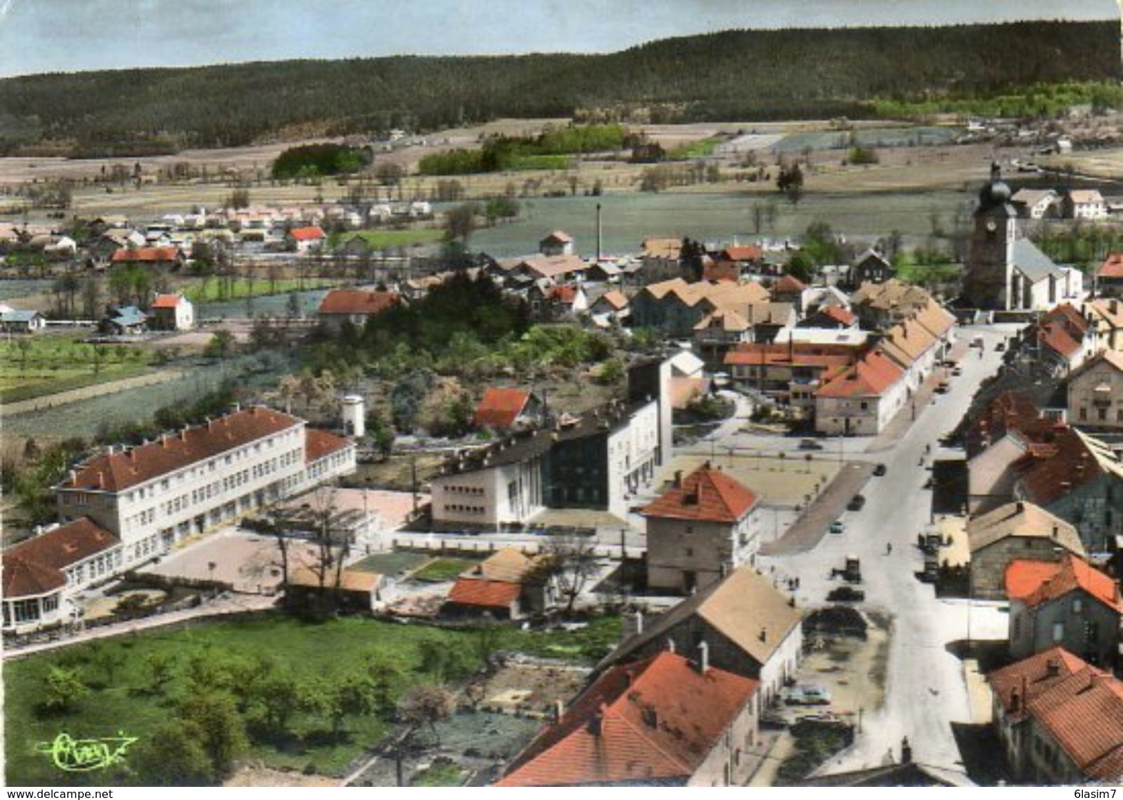 CPSM Dentellée - CORCIEUX (88) - Vue Aérienne Du Groupe Scolaire , De La Rue Principale Et De La Mairie En 1965 - Corcieux