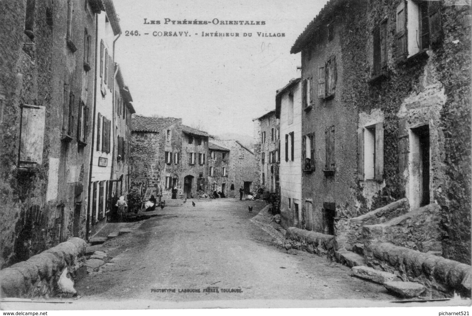 CPA De CORSAVY (Pyrénées Orientales) - Intérieur Du Village. Edition Larroche. Numéro 245. Circulée En 1929. Bon état. - Autres & Non Classés