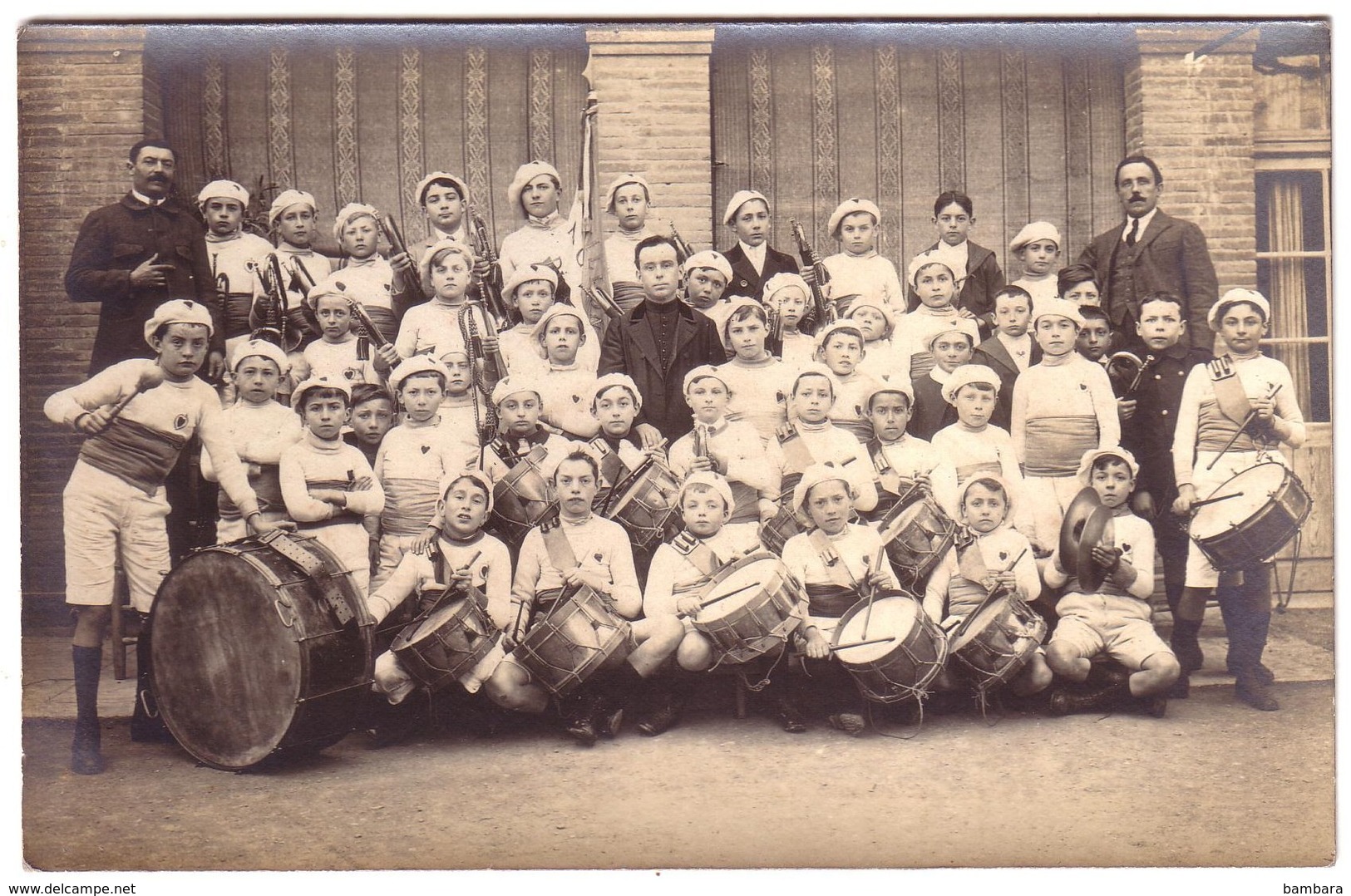 BEAUMONT DE LOMAGNE - Carte Photo D'une Fanfare Avec De Jeunes Enfants Et Un Curé. - Beaumont De Lomagne