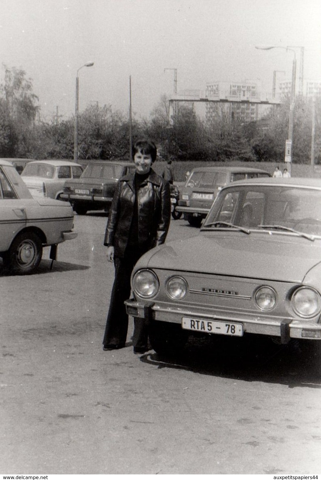 Photo Originale Trabant 601, Skoda, Lada Break, Et Femme Sur Un Parking En DDR Vers 1975 - Automobiles