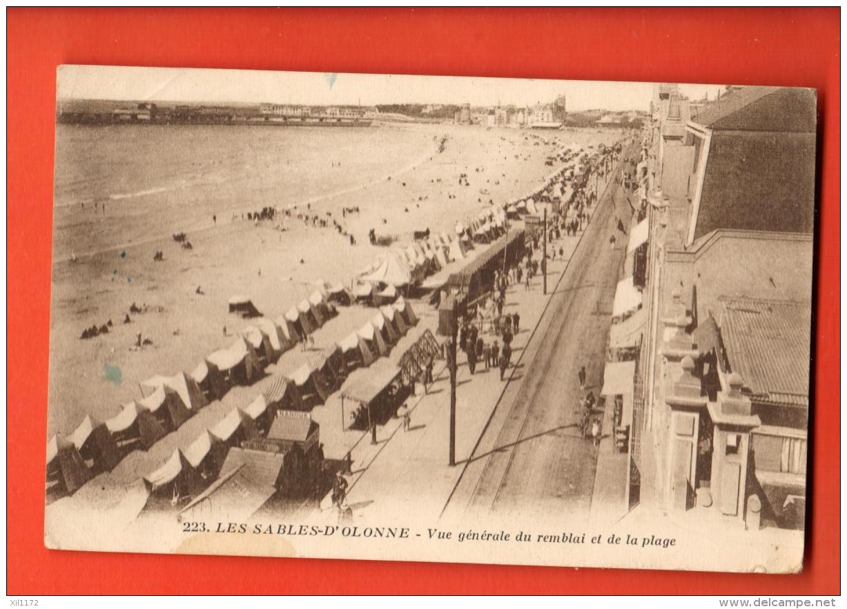 MIV-18  Les Sables-d'Olonne  Vue Générale Du Emblai Et La Plage. Petit Pli D'album Timbre Manque, Circulé Vers La Suisse - Sables D'Olonne