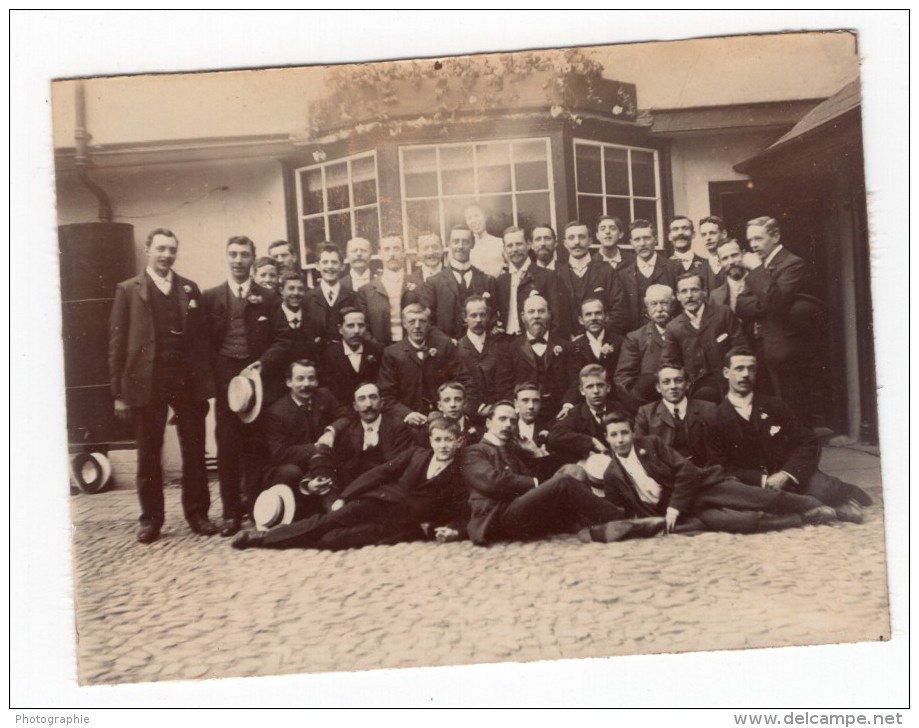 Groupe D' Hommes Anglais Posant Cour Pavee Ancienne Photo Amateur 1900 - Places