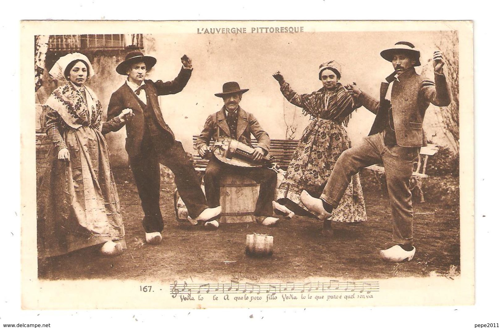 CPA AUVERGNE PITTORESQUE Groupe De Danseurs Vielleux Partition Et Paroles D'un Chant - Danses