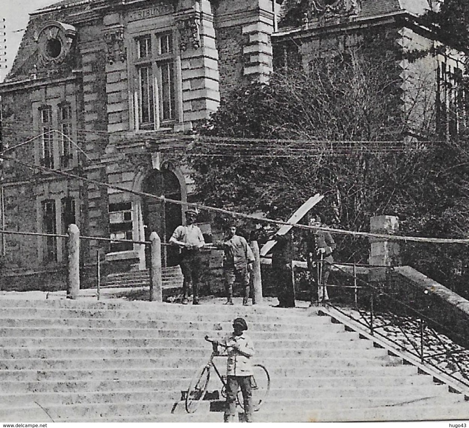 (RECTO / VERSO) RETHEL EN 1926 - LE TRIBUNAL AVEC PERSONNAGES ET VELO - BEAU CACHET - CPA VOYAGEE - Rethel