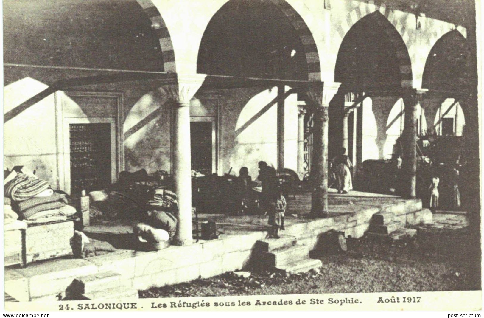 Grèce - Salonique Les Réfugiés Sous Les Arcades De Ste Sophie Août 1917 - Grecia