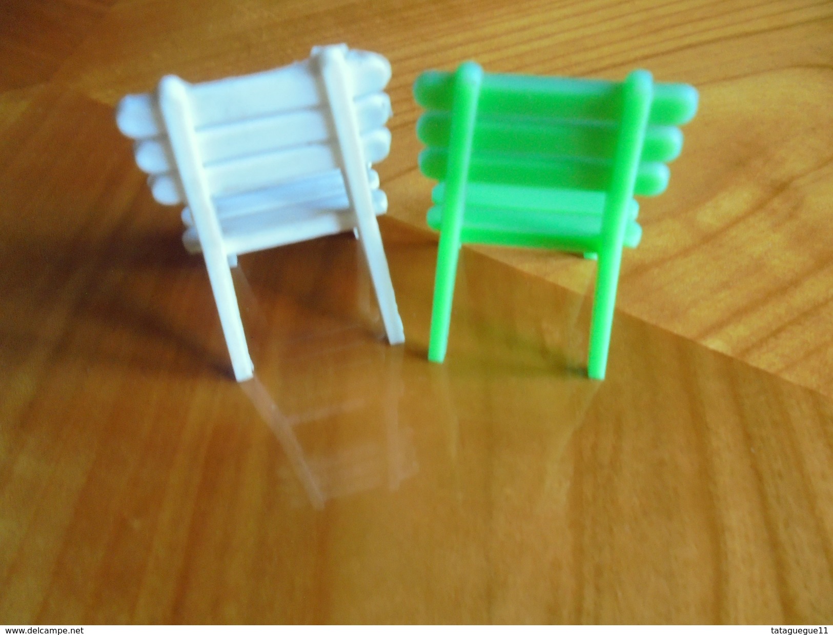 Ancien - Petit Lot De 2 Chaises En Plastique Pour Maison De Poupées - Toy Memorabilia