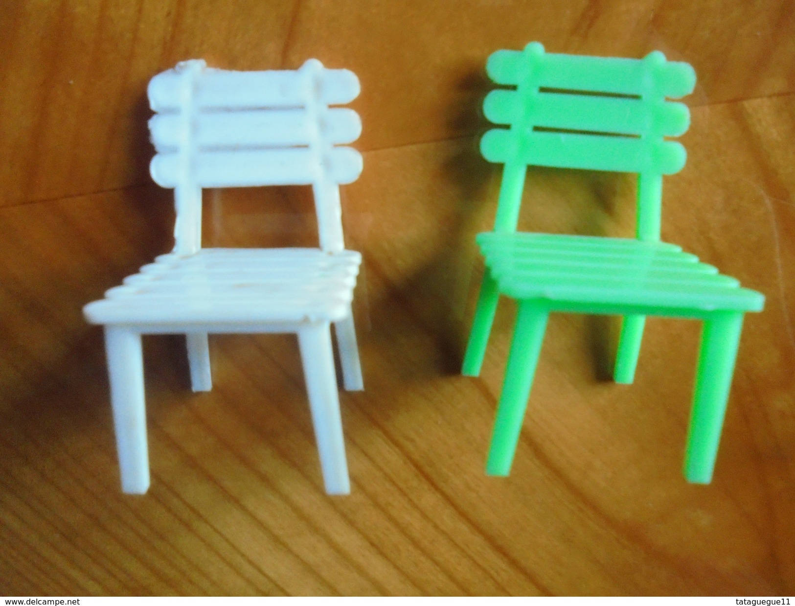 Ancien - Petit Lot De 2 Chaises En Plastique Pour Maison De Poupées - Toy Memorabilia