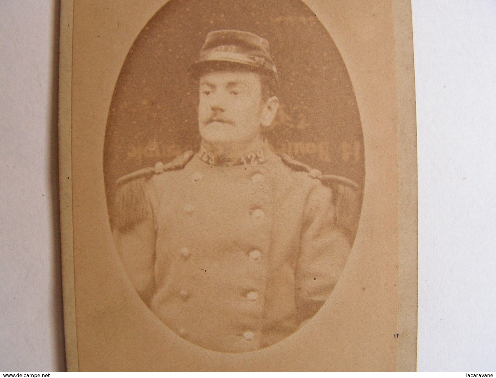 Photo Cdv Carte Visite Militaire A Identifier Col Marqué 129 Chevalier Lisieux - Guerre, Militaire