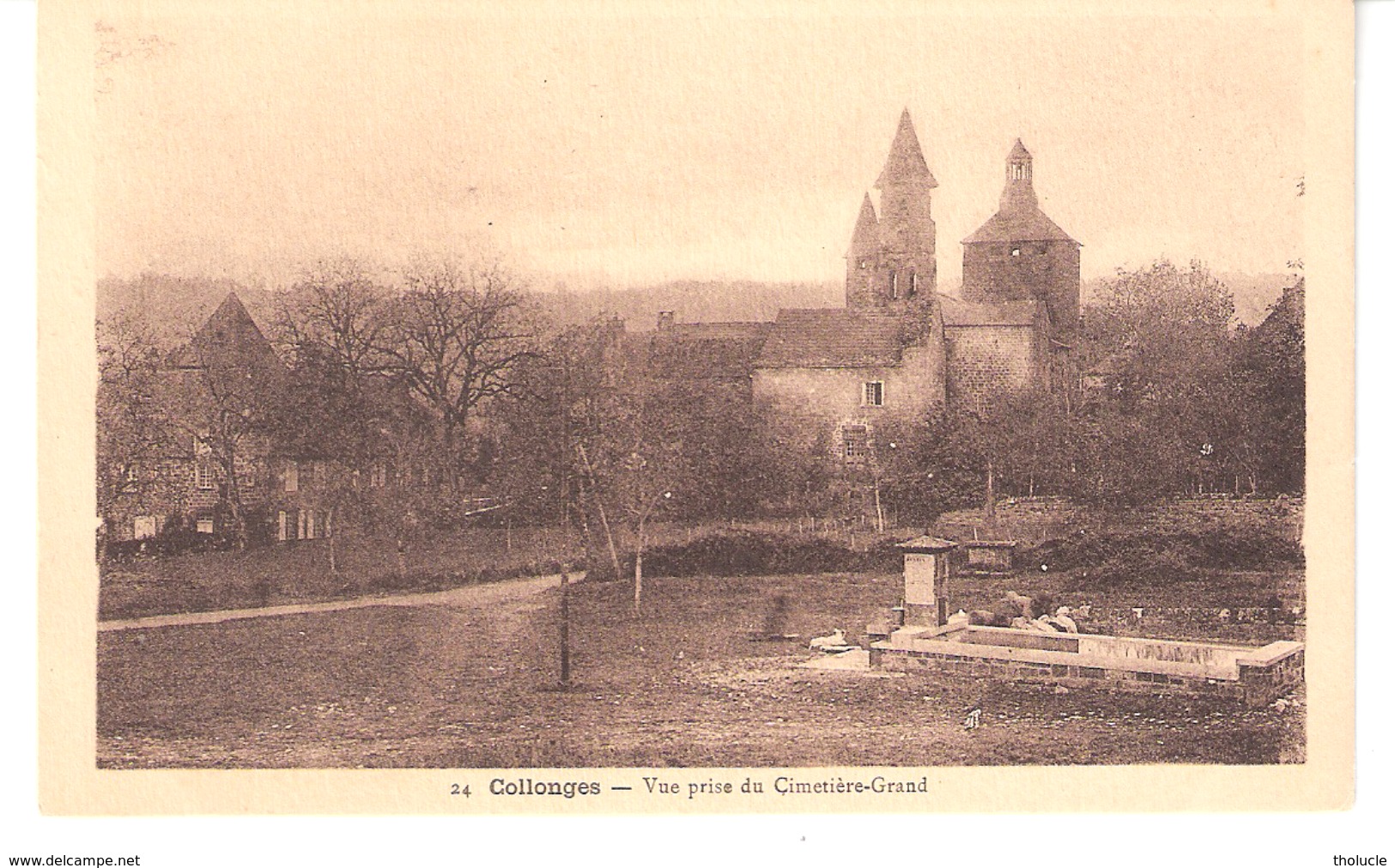 Collonges-la-Rouge(Meyssac-Corrèze)+/-1920-vue Du Village Depuis Cimetière-Grand-Eglise-Tour De Garde-Fontaine-Abreuvoir - Brive La Gaillarde