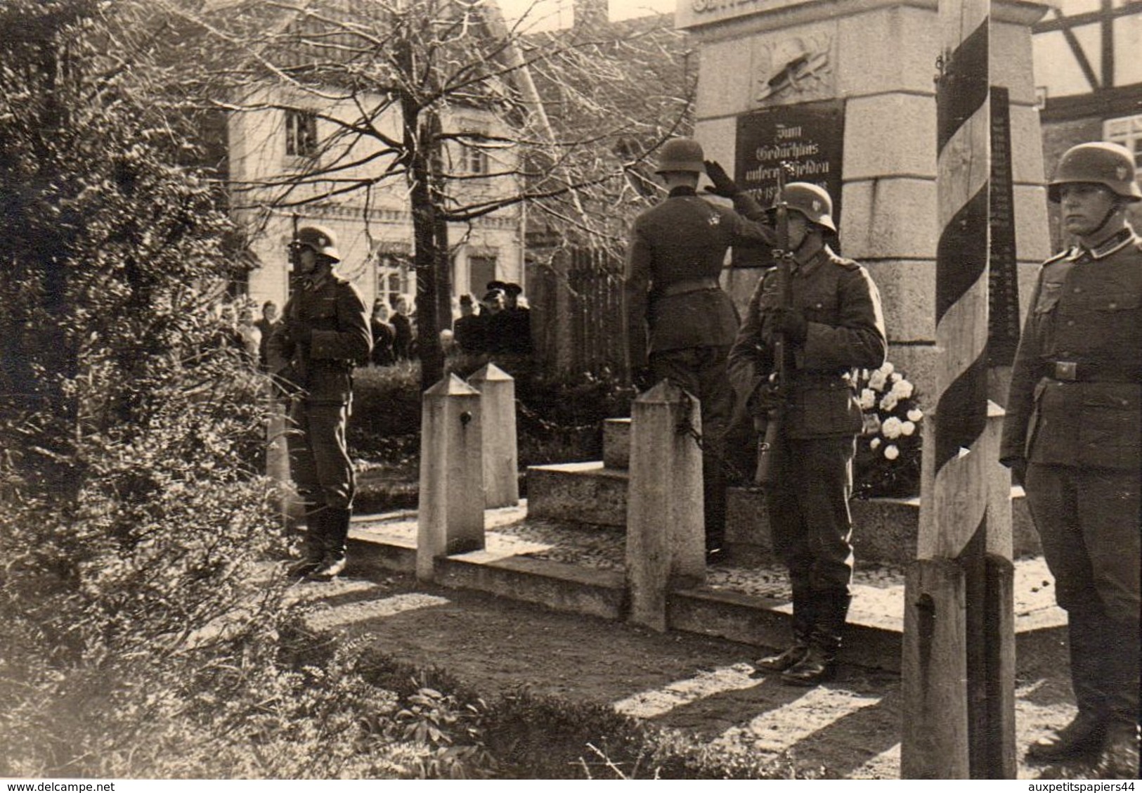 5 Photos Originales Guerre 1939-45 - Hommage & Commémoration De La Guerre 1914/1918 Dans Un Village Occupé - Guerre, Militaire