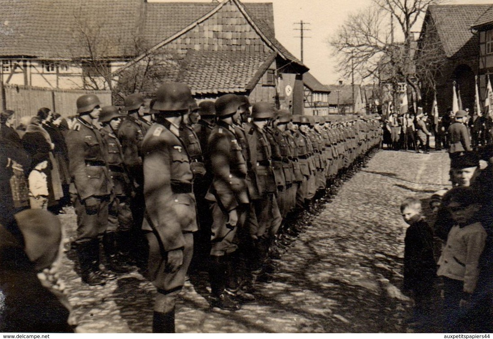 5 Photos Originales Guerre 1939-45 - Hommage & Commémoration De La Guerre 1914/1918 Dans Un Village Occupé - Guerre, Militaire