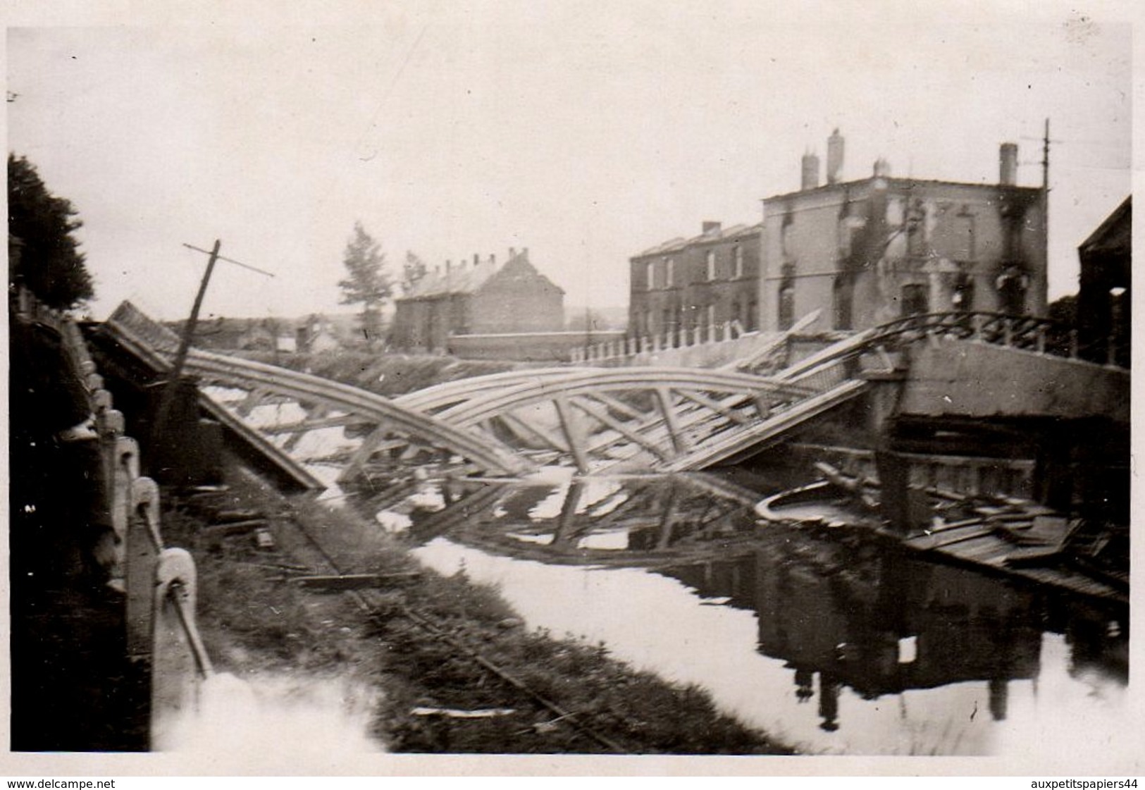 2 Photos Originales Guerre 1939-45 Bombardements Ponts & Péniche Détruits Pont Provisoire Pour Attelage & Ravitaillement - Guerre, Militaire