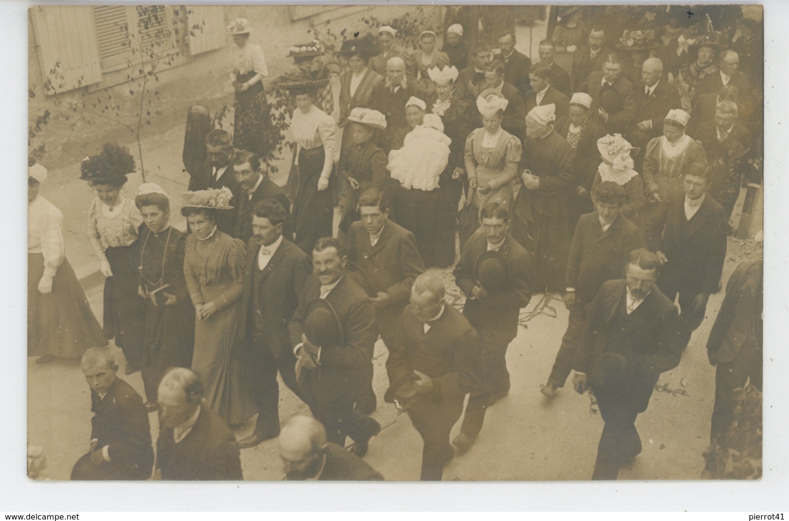 ANJOU - MODE - Belle Carte Photo à Situer Défilé Femmes élégantes Avec Chapeaux Et Villageoises Avec Coiffes Angevines - Autres & Non Classés