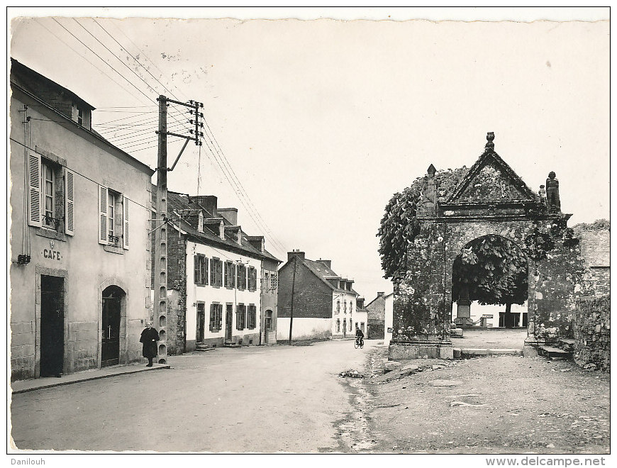 29 // GOUEZEC    Le Porche Et Le Bourg  / Cpsm Grand Format - Gouézec