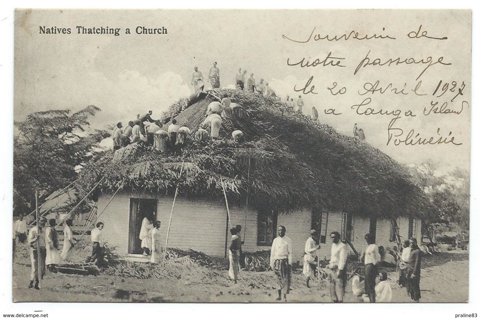 CPA - NATIVES THATCHING A CHURCH ( Indigénes Construisant Une église ) - Iles Tonga, Polynésie - Animée, écrite 1927 - Tonga