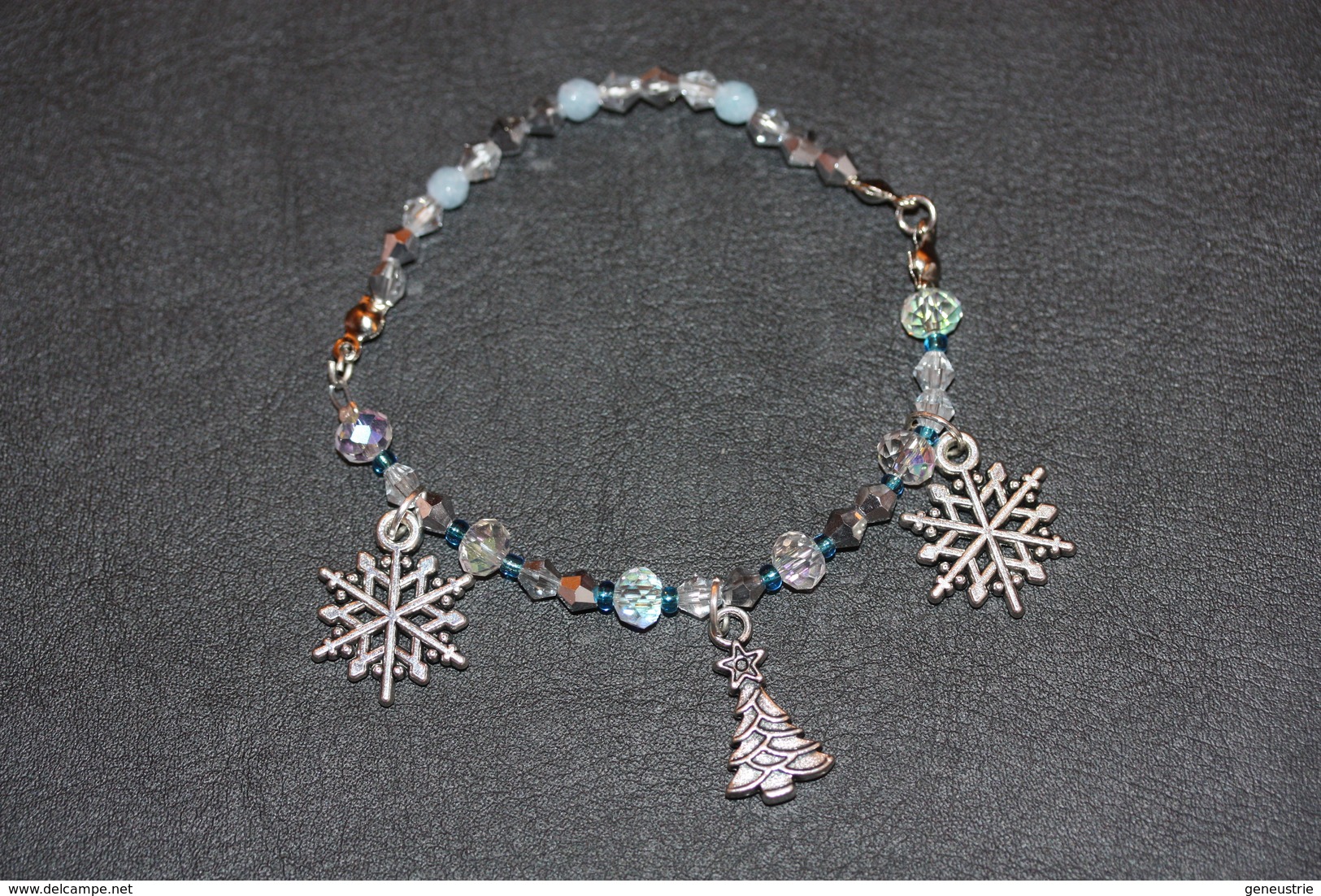 Beau Bracelet De Noël Perles De Verre Et Charms Flocons De Neige Et Sapin - Christmas Bracelet - Bracelets