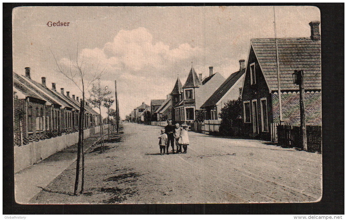 DD2410  DENMARK GEDSER KIDS IN STREET SECOND QUALITY   POSTCARD - Danemark