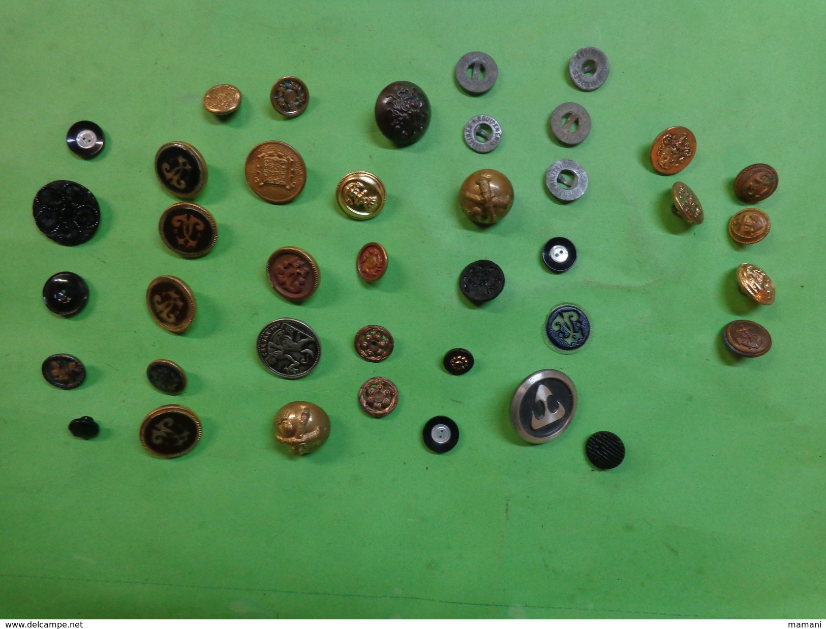 Lot De  Boutons - Armoirie A Identifier -militaria-jais Ou Verre Avec Decor Etc.... - Boutons