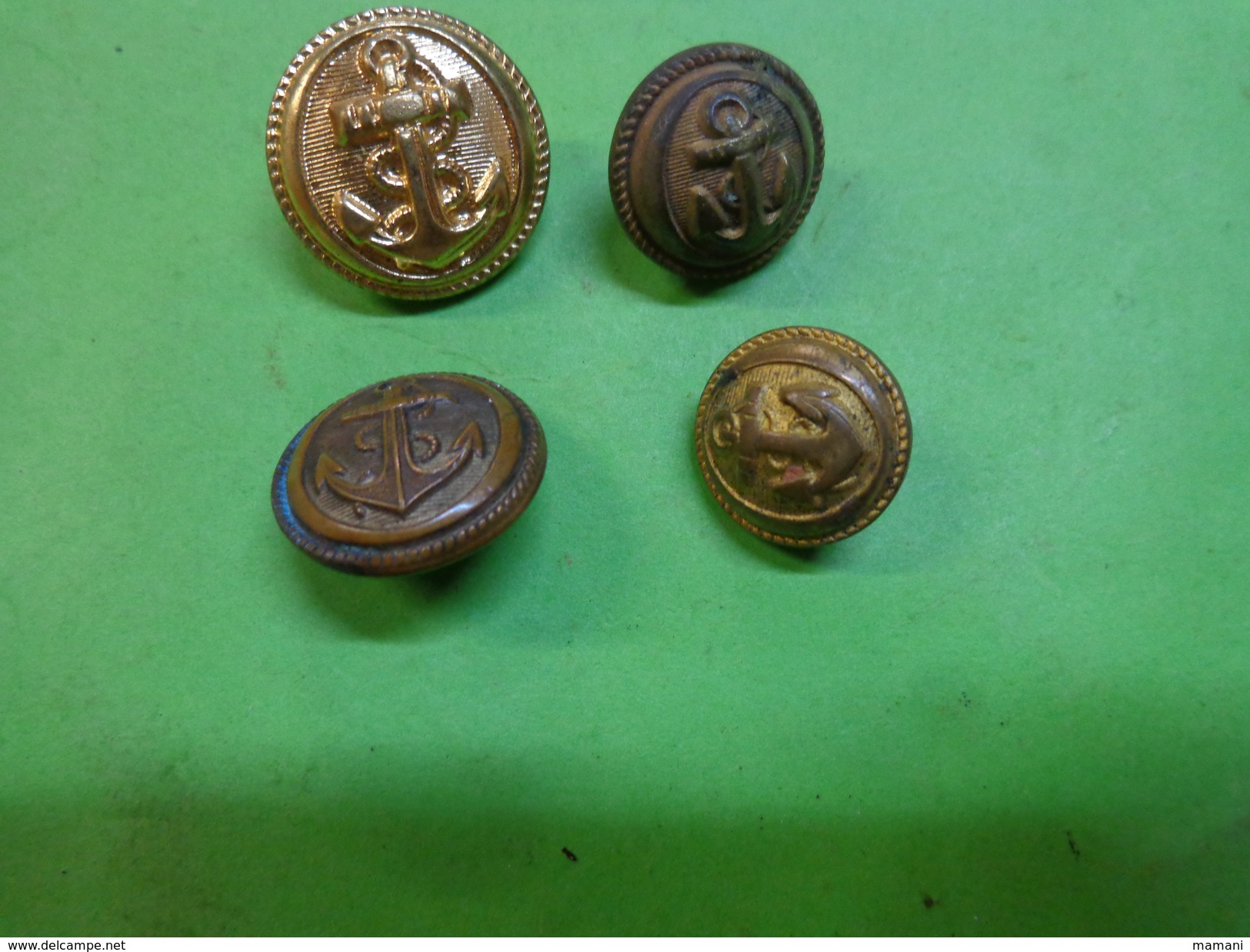 lot de  boutons - armoirie a identifier -militaria-jais ou verre avec decor etc....