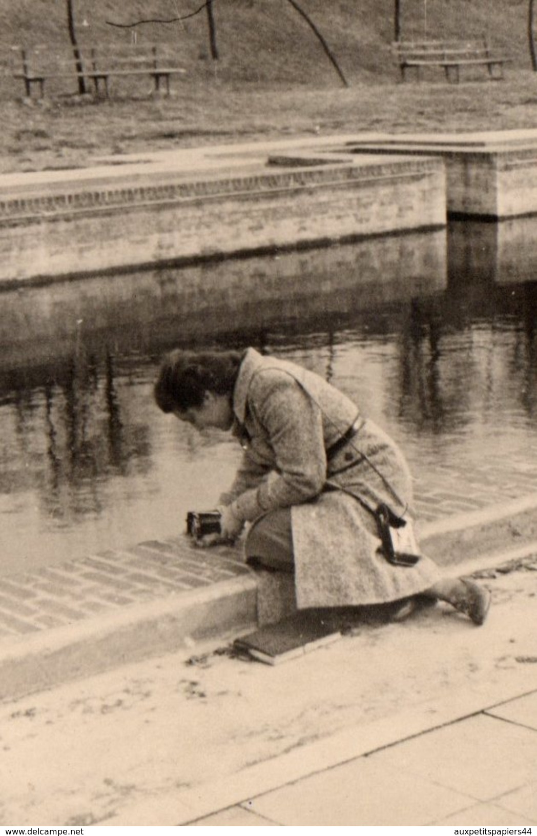 Photo Originale Photographe Amateur Femme - Attention Le Petit Oiseau Va Sortir De L'appareil à Soufflet Posé Au Sol - Personnes Anonymes