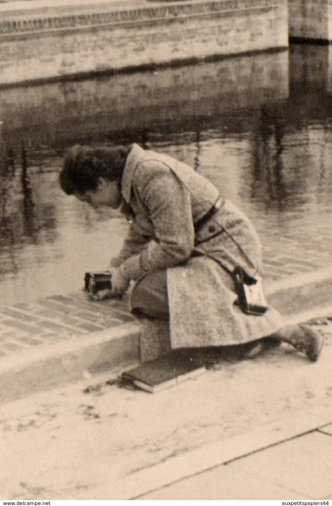 Photo Originale Photographe Amateur Femme - Attention Le Petit Oiseau Va Sortir De L'appareil à Soufflet Posé Au Sol - Personnes Anonymes