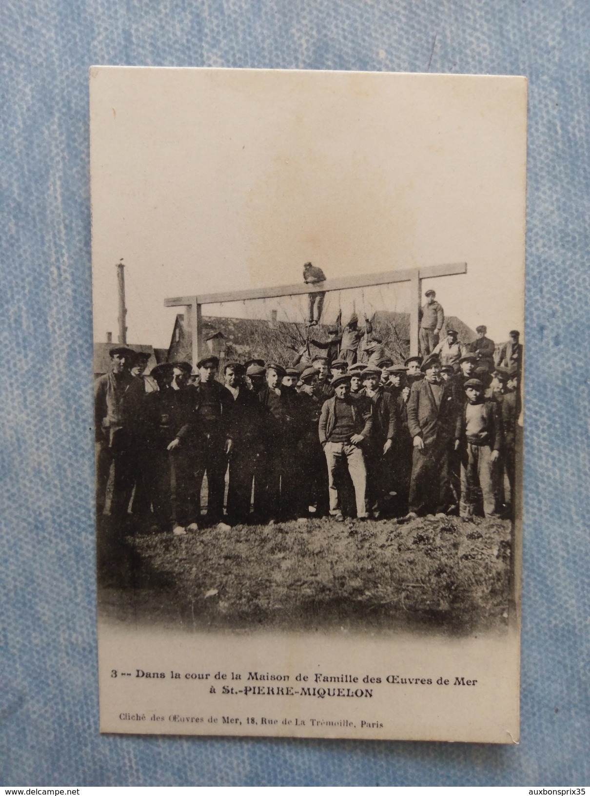 SAINT PIERRE ET MIQUELON - DANS LA COUR DE LA MAISON DE FAMILLE  DES OEUVRES DE MER - Saint-Pierre-et-Miquelon