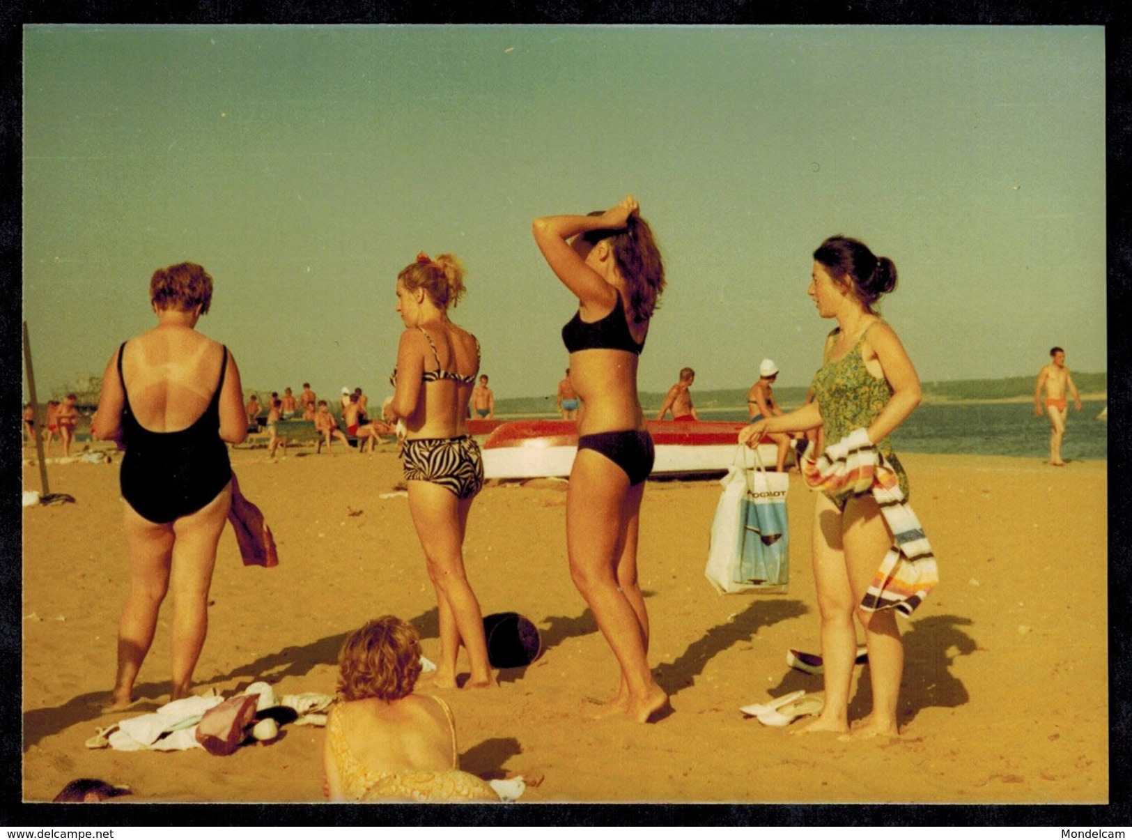 Photo 12 X 9 - Quatre Femmes En Maillot De Bain Pin Up à La Plage En 1970 --- Del097 - Pin-up