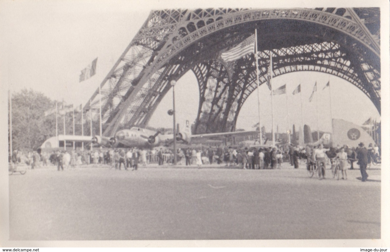 Photo Ancienne  Avion Libération De Paris Exposition 1945  Tour Eiffel - Aviation