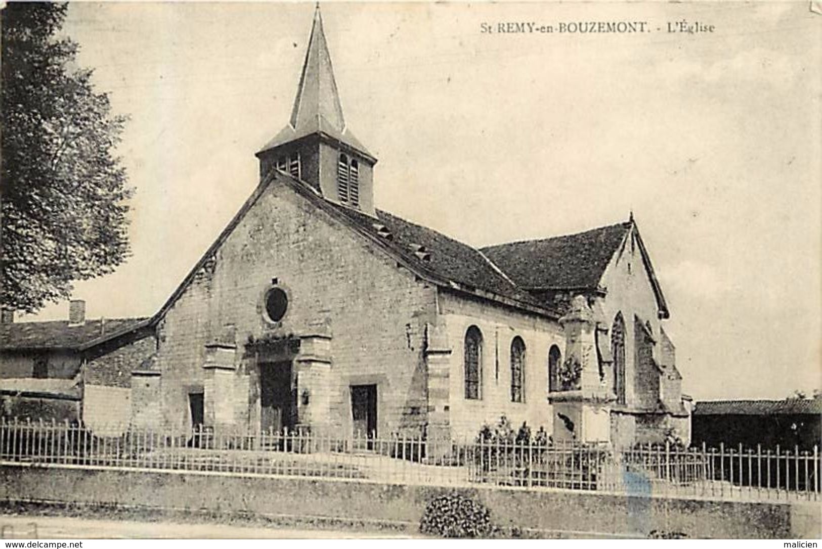 - Dpts Div.-ref-VV517- Marne - Saint Remy En Bouzemont - St Remy En Bouzemont - Eglise Et Monument Aux Morts 1914-18 - - Saint Remy En Bouzemont