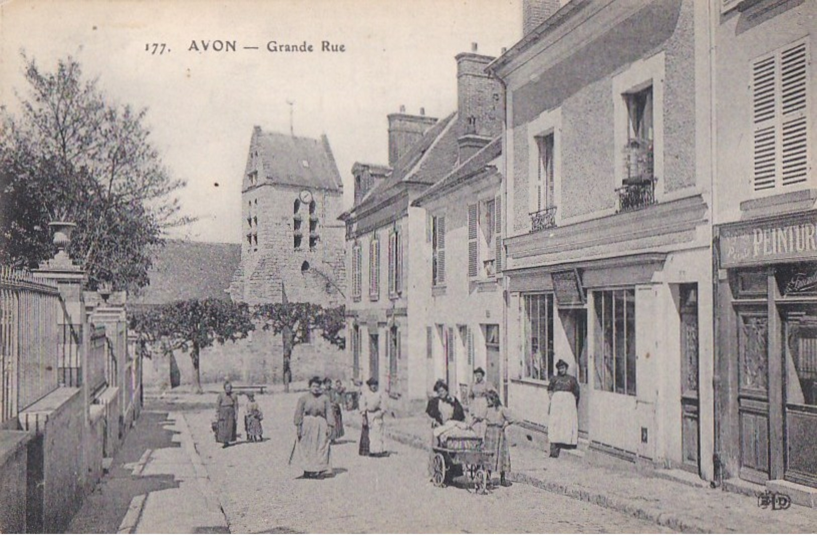 77 AVON  Coin De La Grande Rue Animée FEMME Brouette  Départ Au LAVOIR  Commerces Vue Sur Le Clocher De L' EGLISE 1914 - Avon