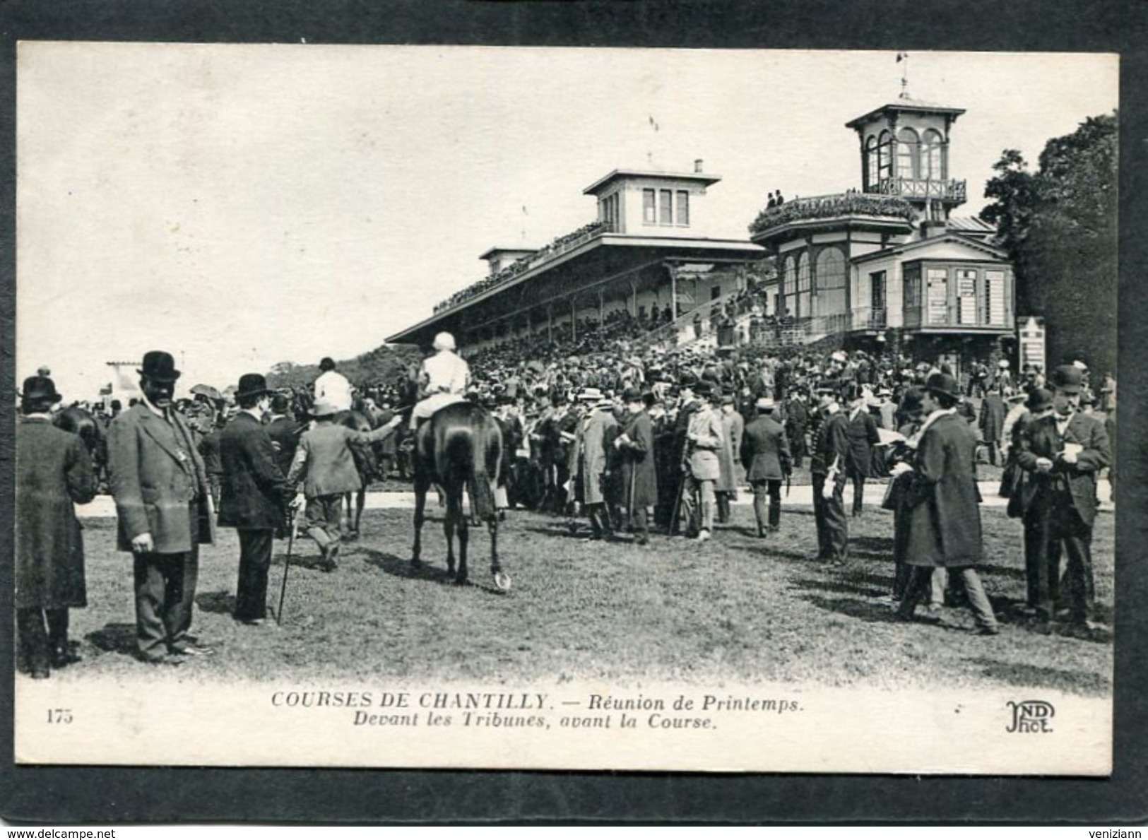 CPA - COURSES DE CHANTILLY - Réunion De Printemps - Devant Les Tribunes Avant La Course, Très Animé - Chantilly