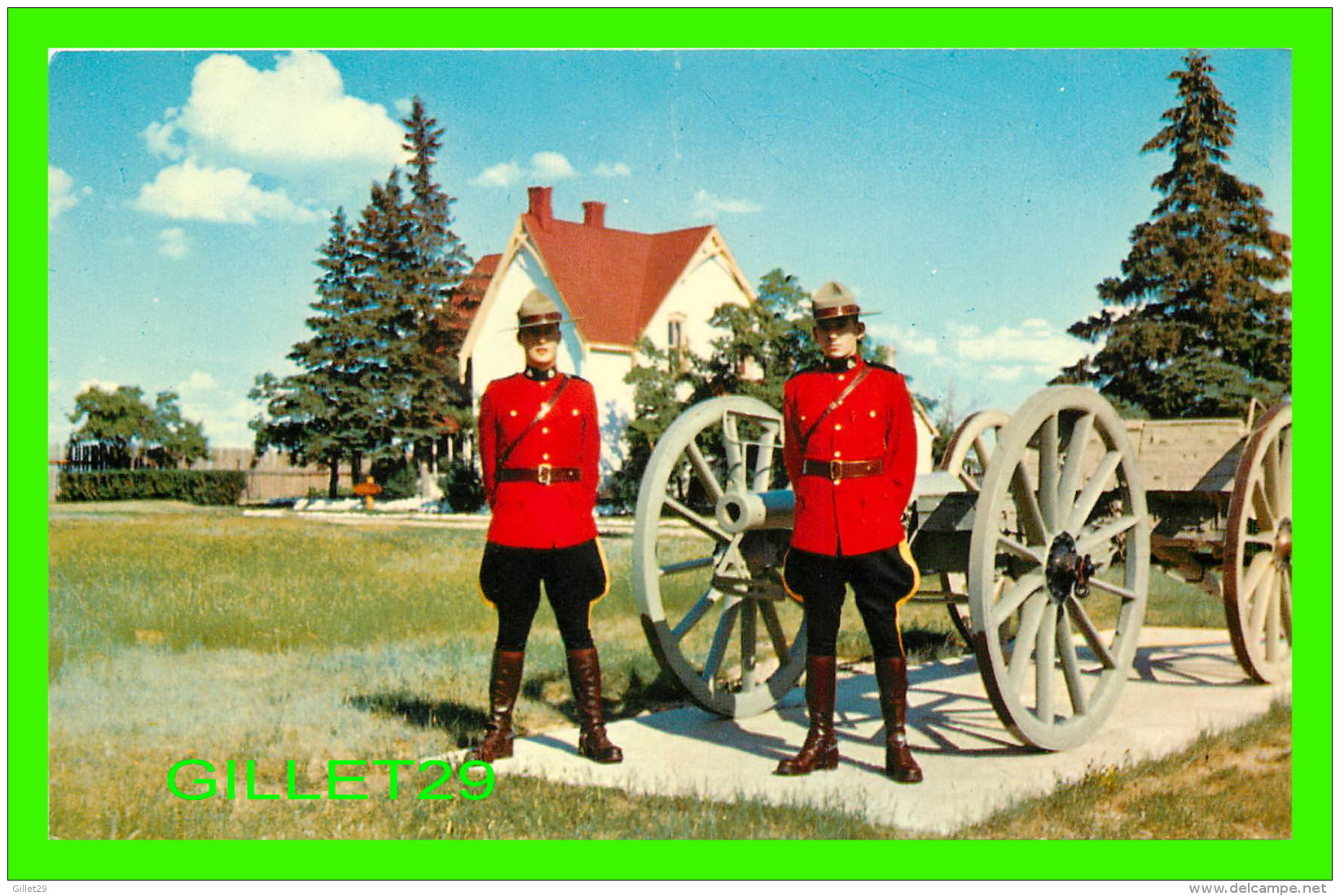 FORT BATTLEFORD, SASKATCHEWAN - TWO MEMBERS OF THE ROYAL CANADIAN MOUNTED POLICE WITH ANTIQUE CANNON - - Autres & Non Classés