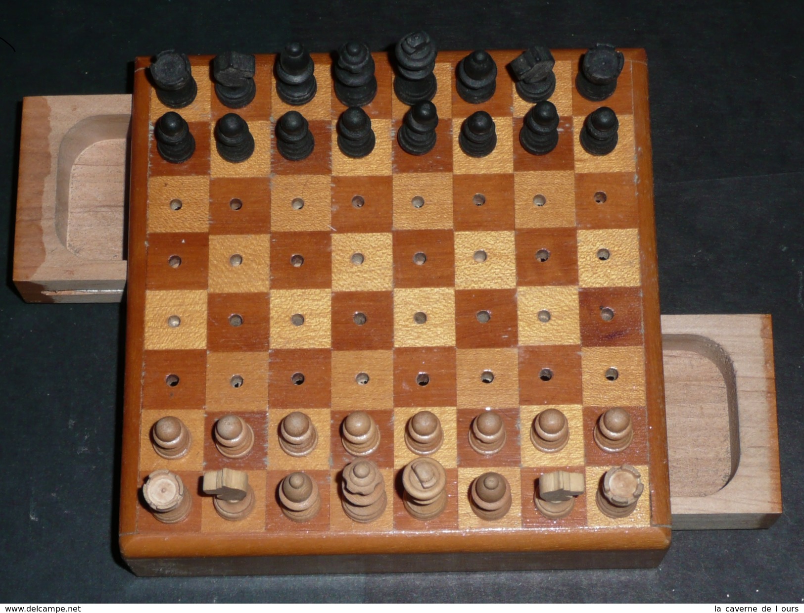 Rare Jeu D'échecs Miniature En Bois échiquier De Voyage Pièces Pions, Tiroirs à Système - Autres & Non Classés