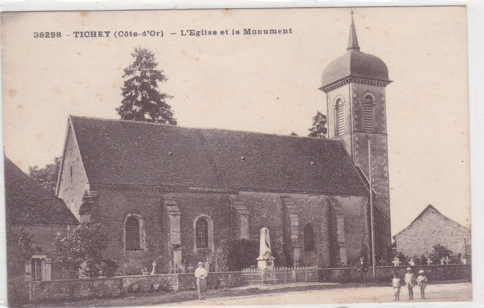 Tichey - L'église Et Le Monument - Autres & Non Classés