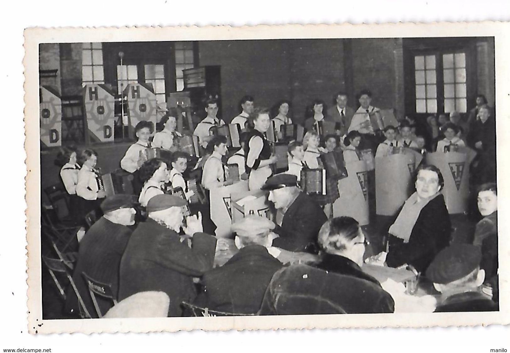 Photo Des Années 40/50 - ORCHESTRE D'UNE ECOLE  D'ACCORDEONS Sur La Scène On Lit H.o.D Et Sur Les Pupitres J.A. - Foto