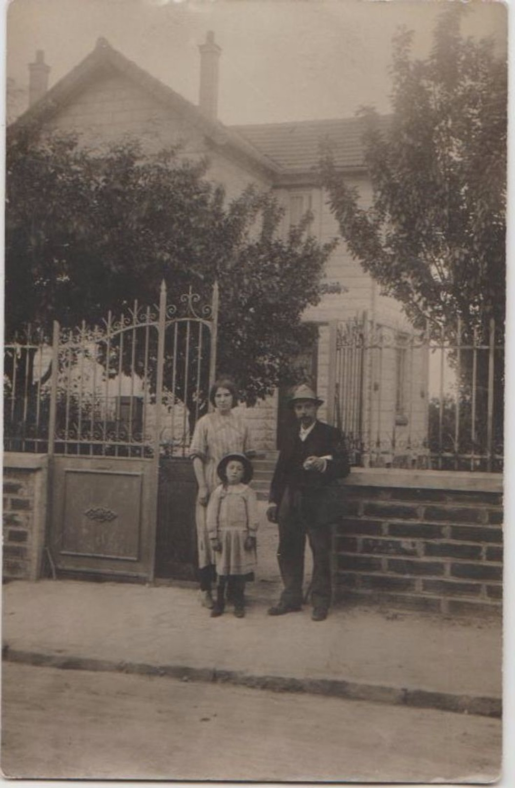 CPA PHOTO 93 AULNAY SOUS BOIS Porte D'entrée D'un Pavillon Germaine RENAuD Et Père Pendant Le Guerre 1914 1918 Rare - Aulnay Sous Bois