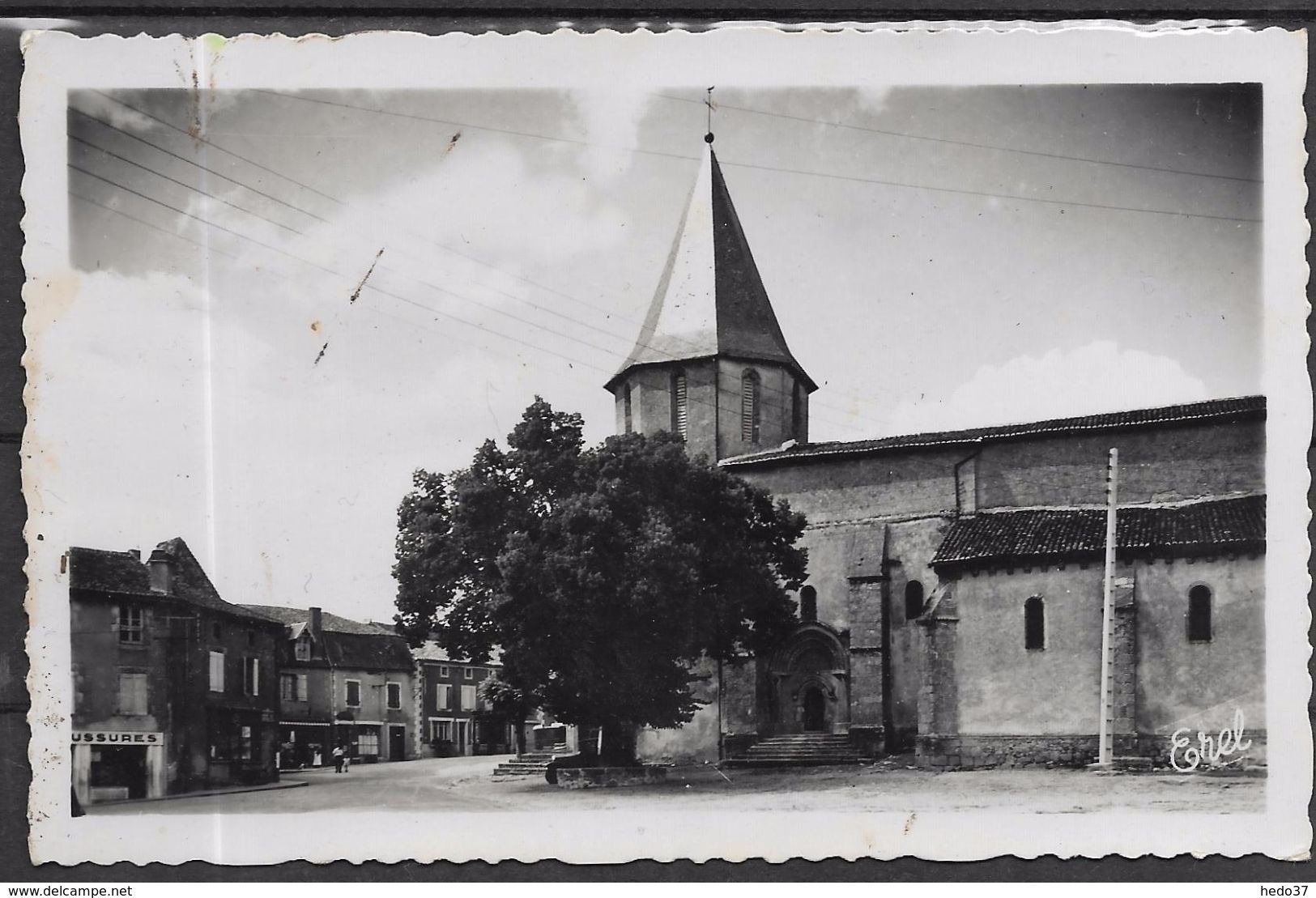 Saint-Mathieu - Place De L'Eglise - Saint Mathieu