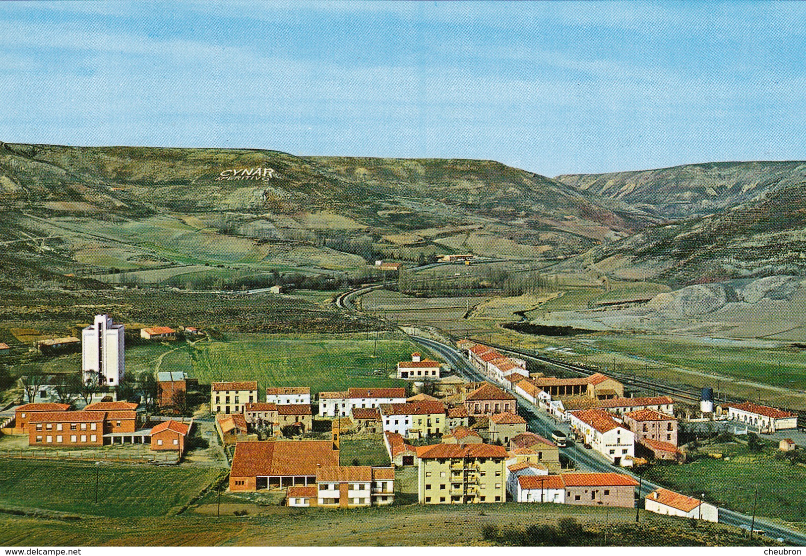 ESPAGNE.  MEDINACELLI (SORIA).  VUE PANORAMIQUE DU FAUBOURG DE LA GARE. ANNÉES 70 - Soria