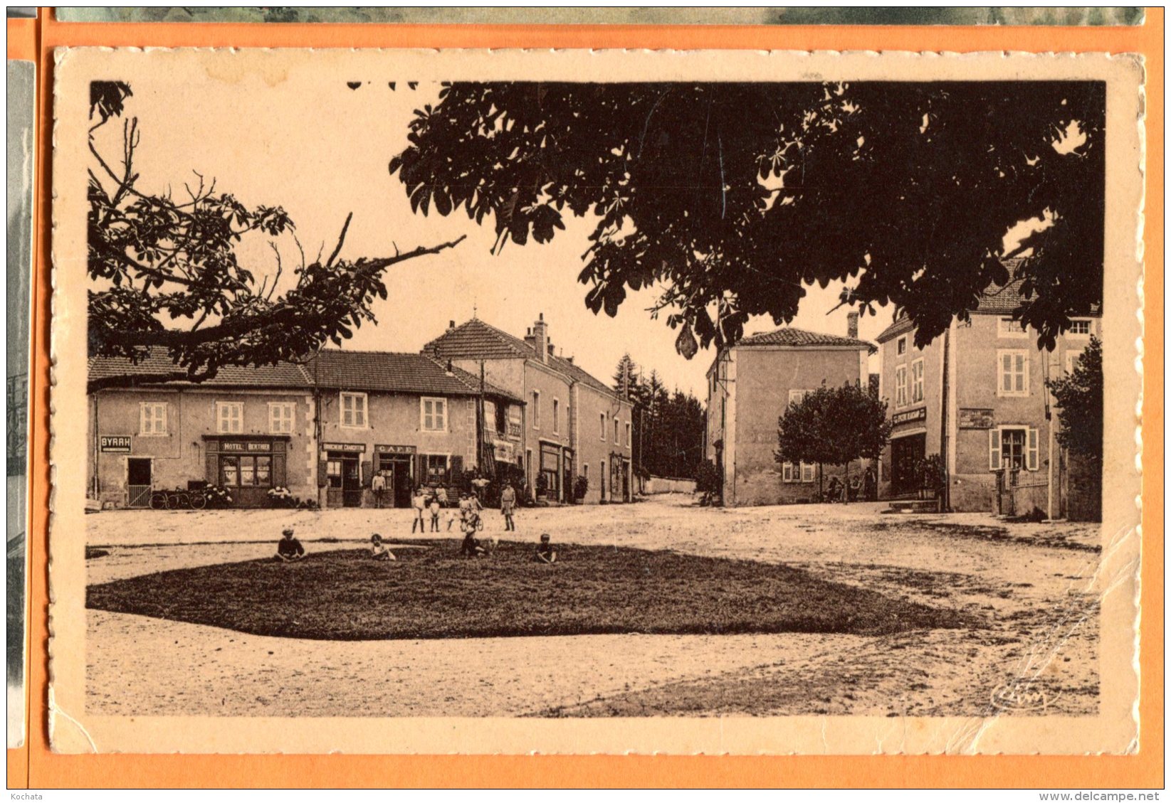 Z041, Chenay-le-Chatel, Le Haut De La Place, Animée,  Circulée 1939 - Other & Unclassified