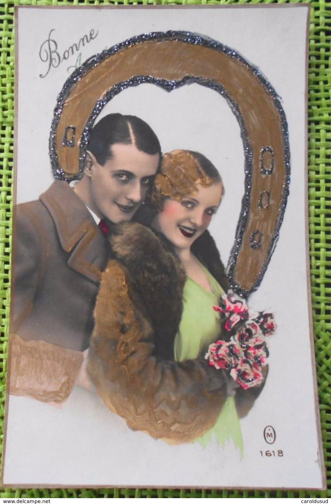 CPA PHOTO  M 1618 COUPLE FEMME HOMME AMOUREUX VALENTIN ? DECOR FER DORURE  PAILLETTES ARGENT - Couples