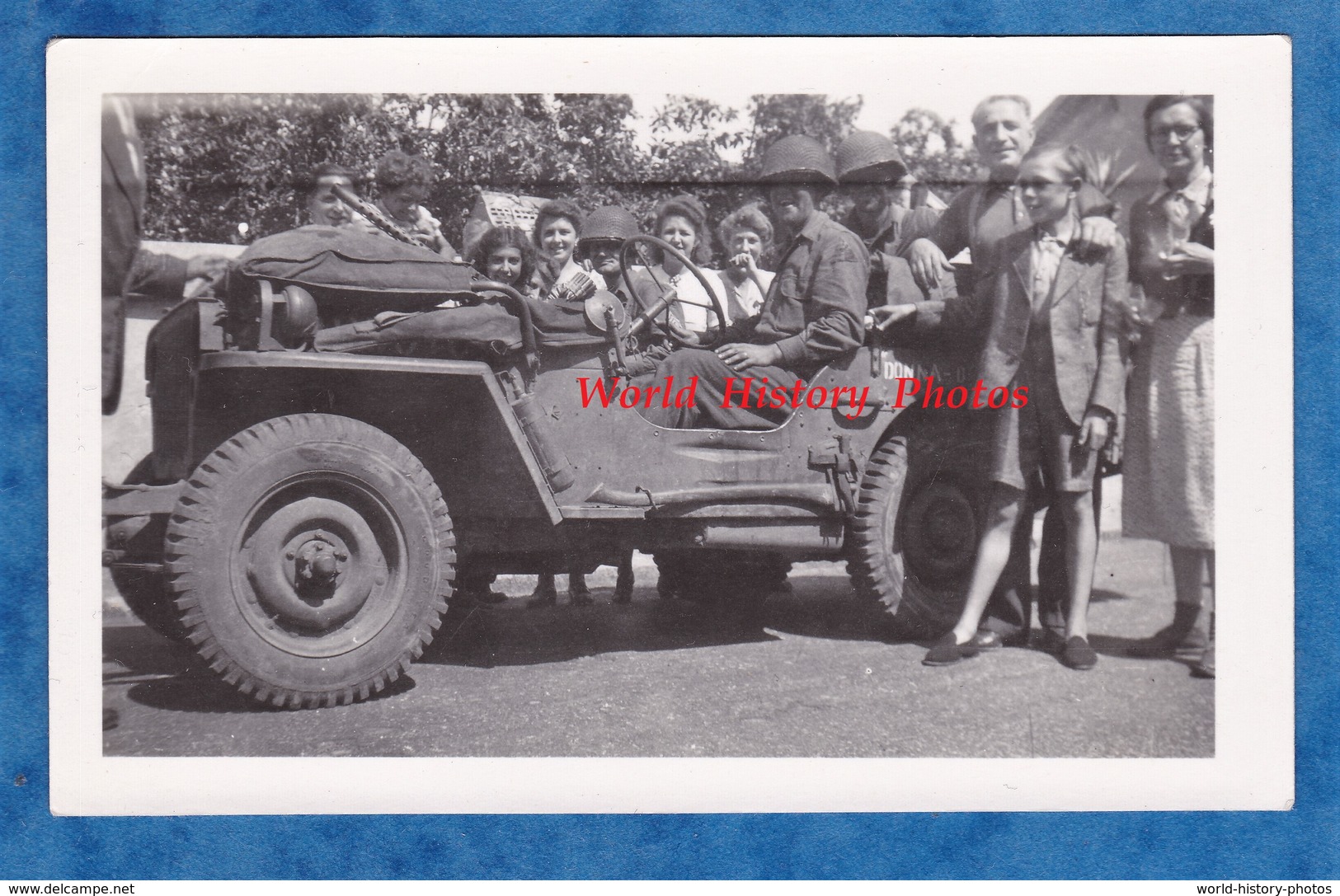 Photo Ancienne - En France - Libération En 1944 - Jeep Avec Soldats Américains Libérateurs - Jeune Fille WW2 - Guerre, Militaire