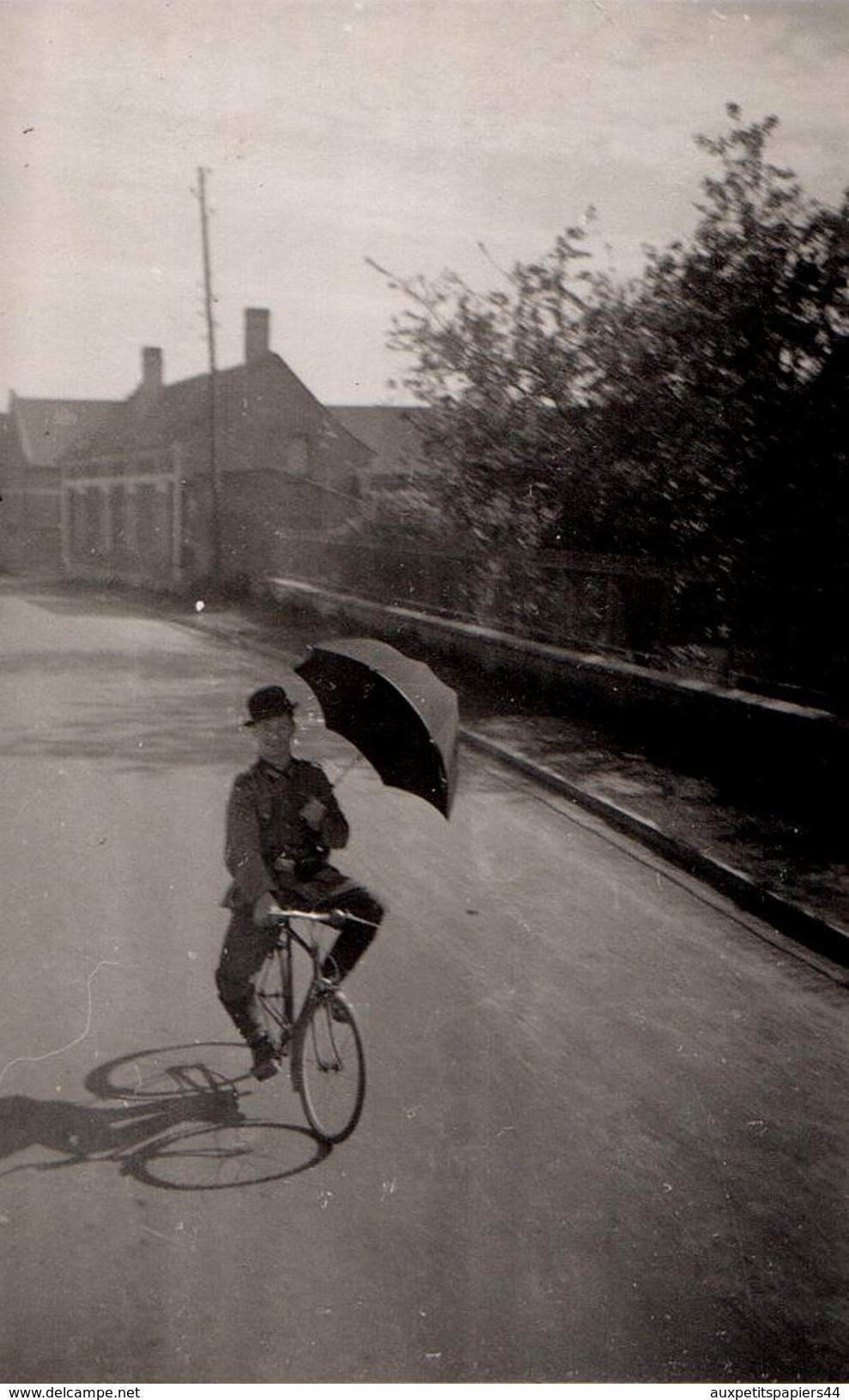 Amusante Photo Originale Guerre 1939-45 - Le Clown De La Wehrmacht Chapeau Melon Sur Son Vélo & Parapluie Ouvert ! - Cyclisme