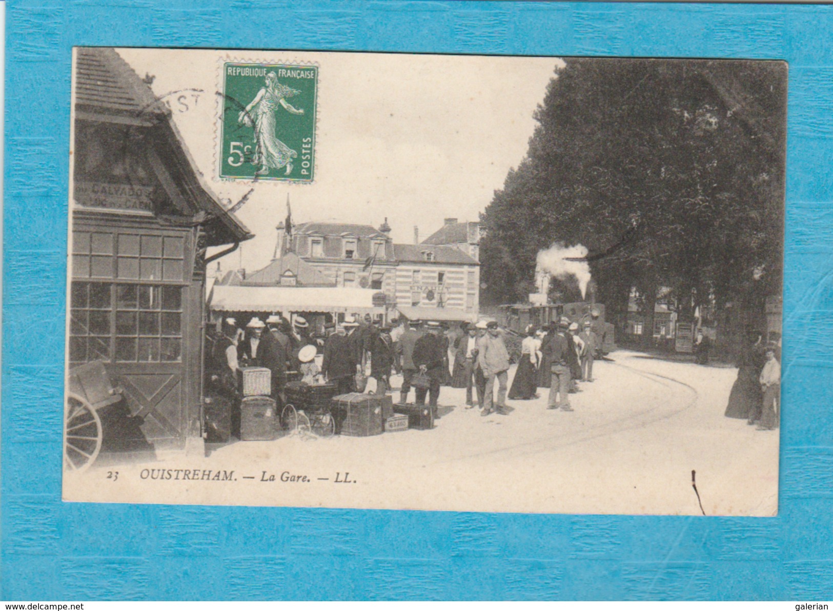 Ouistreham ( Calvados ). - La Gare. - Train Et Voyageurs. - Ouistreham