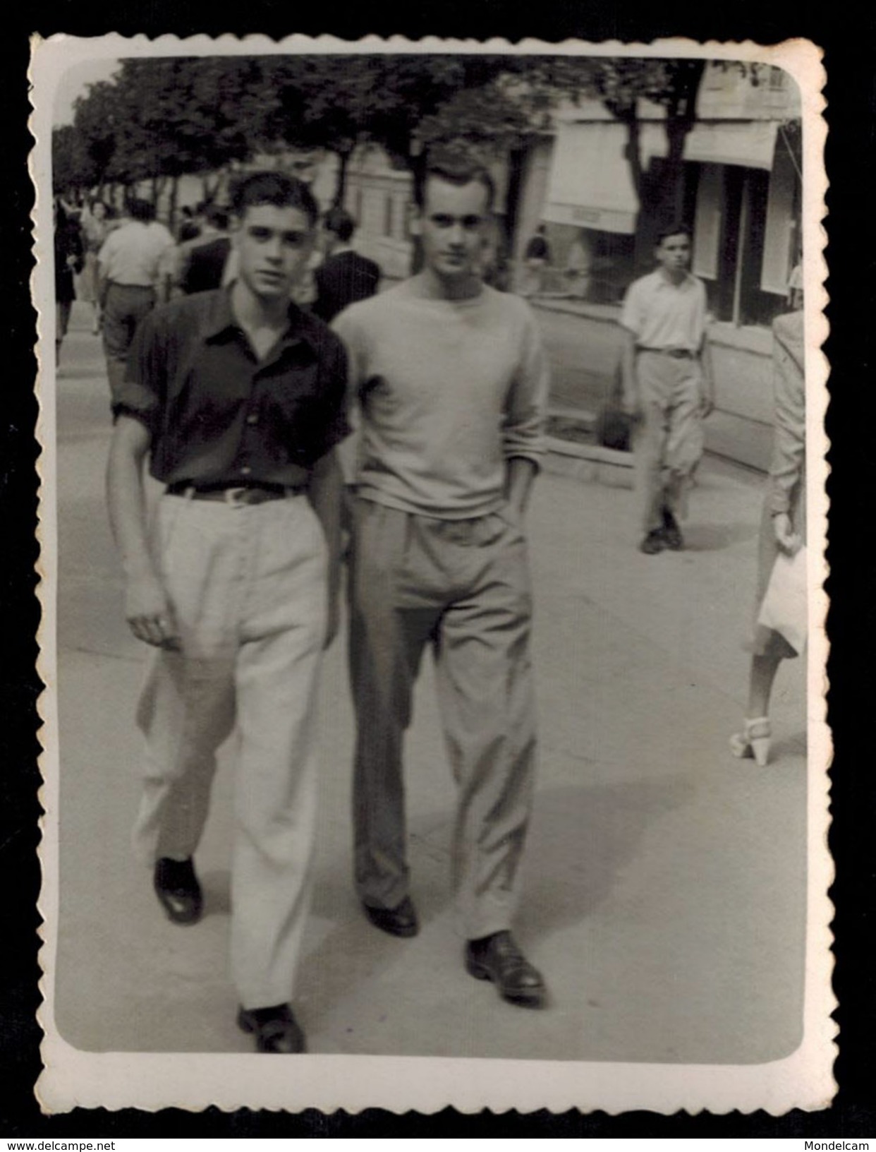 Photo 9 X 6.5 - Deux Beaux Garçons Jeunes Hommes En Train De Marcher Dans La Rue Années 40 --- Del150 - Autres & Non Classés