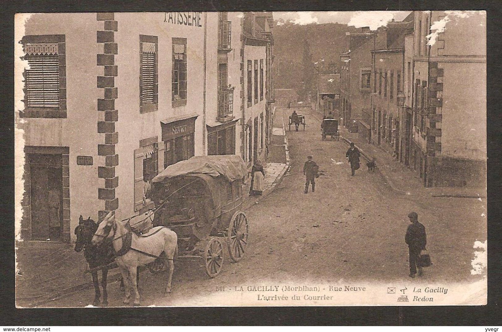 - 541 - La Gacilly (Morbihan) Rue Neuve , Arrivée Du Courrier ( Poste , Facteur ) écrite En 1919 - La Gacilly