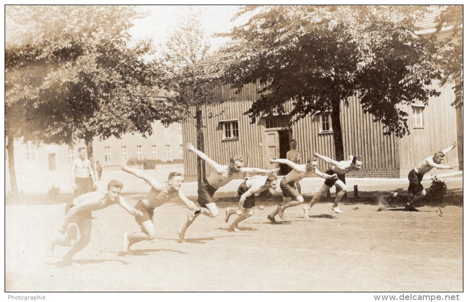 Allemagne Berlin Spandau Groupe D'Hommes Prison? Camp Militaire? Ancienne Carte Photo 1921 - Sports