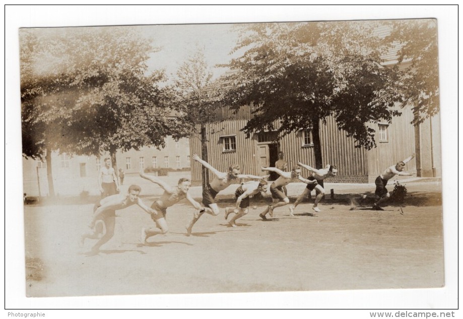 Allemagne Berlin Spandau Groupe D'Hommes Prison? Camp Militaire? Ancienne Carte Photo 1921 - Sports