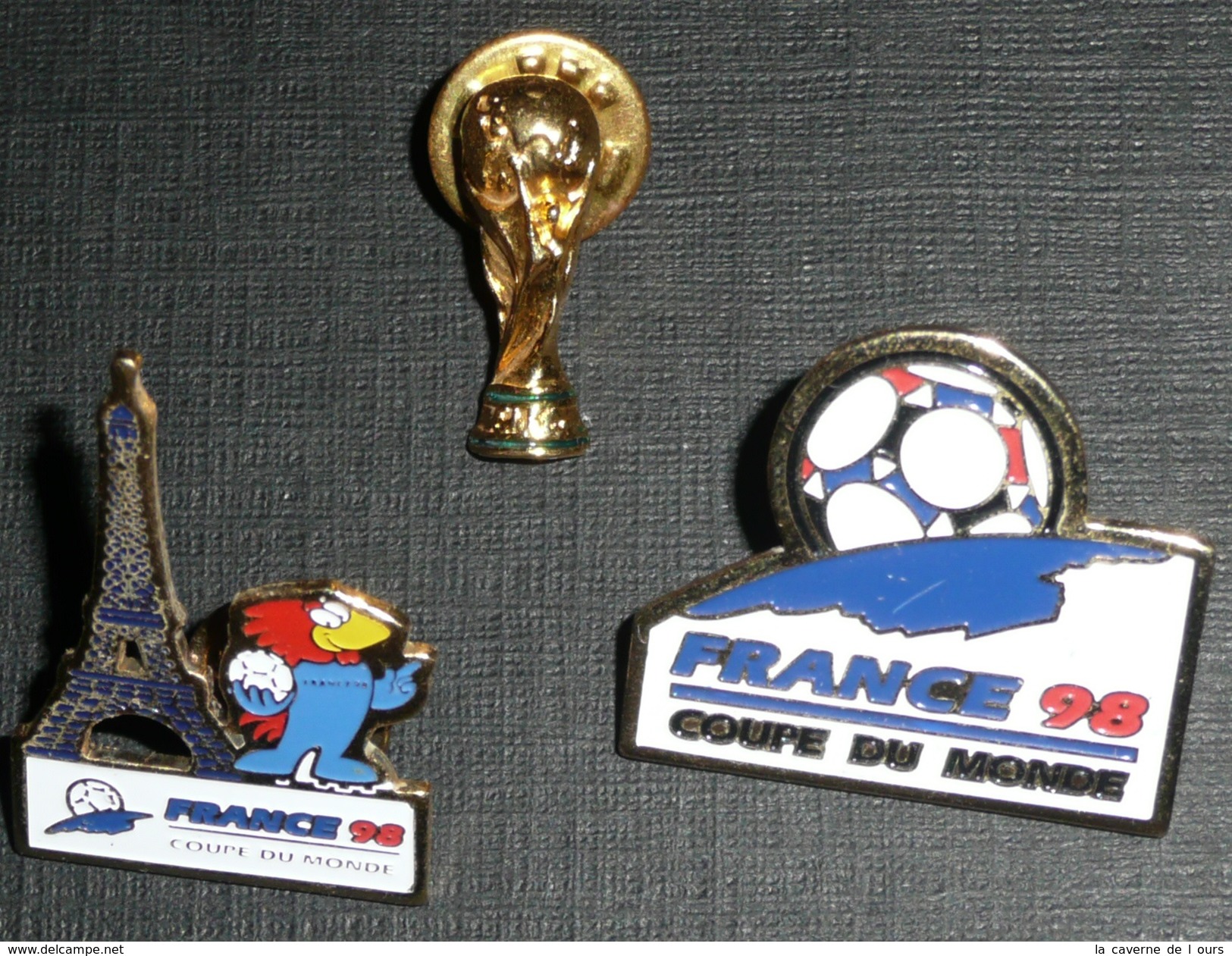 Lot De 3 Pin's épinglettes Sur Le Thème Du Football Foot Coupe Du Monde France 98 1998, Sport Ballon, World Cup, Footix - Sets