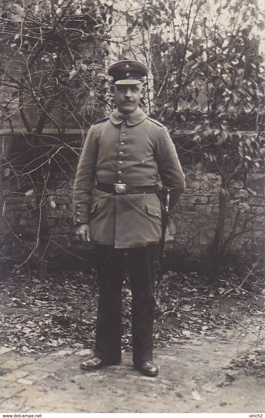 AK Foto Deutscher Soldat Mit Schirmkappe Und Bajonett - Rendsburg - 1. WK (31623) - Guerre 1914-18